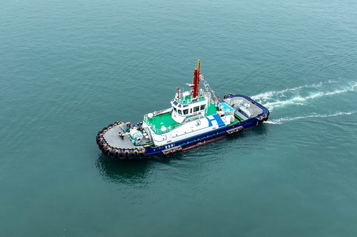 青島港7000馬力超大功率氫電混合動(dòng)力全回轉拖輪.jpg